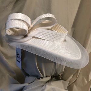 Custom made Ivory color  Fascinator (regular size) by American Hat. New with tag